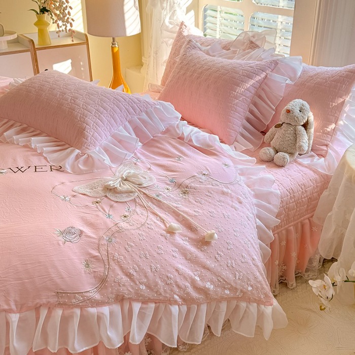 91家纺网 家纺一手货源 找家纺 （总）苏米娜家纺2025春夏新品韩版甜美公主风超柔水洗棉床盖四件套刺绣针织棉双层纱纯棉棉麻全棉少女心夹棉床裙款夏被款床盖四件套