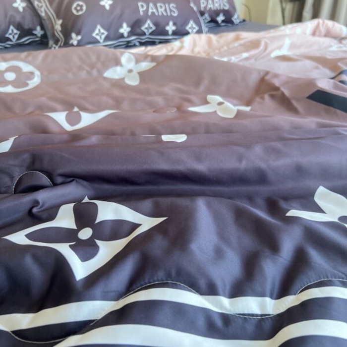 91家纺网 家纺一手货源 找家纺 棉生活 2025新款大版水洗真丝数码夏被四件套 爱在巴黎