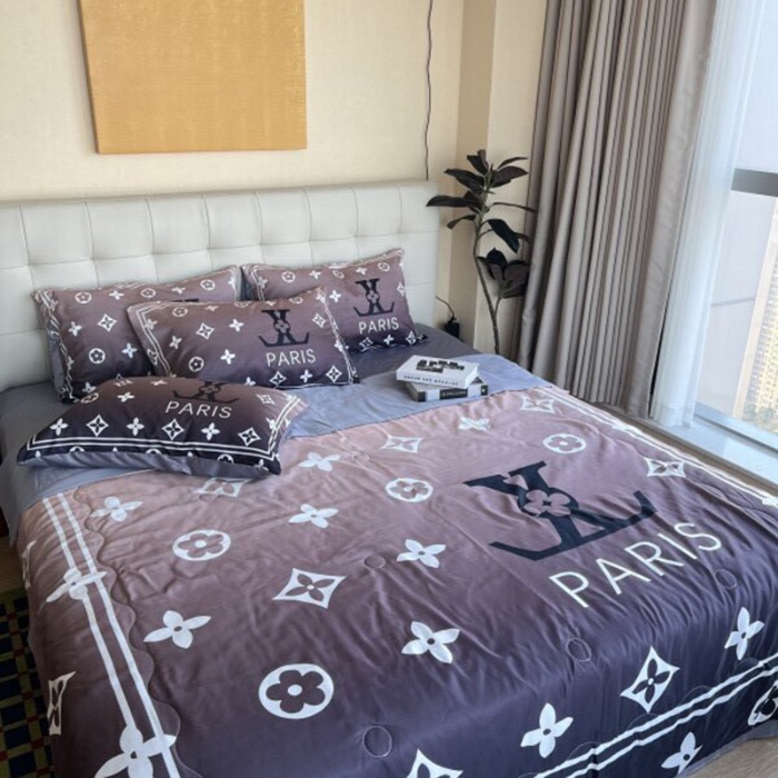 91家纺网 家纺一手货源 找家纺 棉生活 2025新款大版水洗真丝数码夏被四件套 爱在巴黎