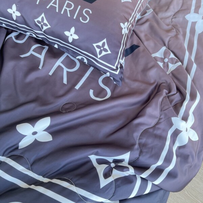 91家纺网 家纺一手货源 找家纺 棉生活 2025新款大版水洗真丝数码夏被四件套 爱在巴黎