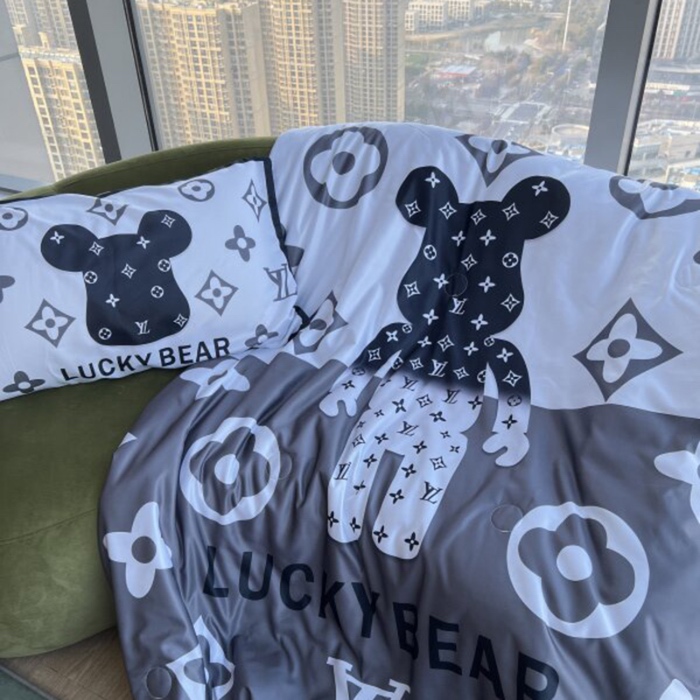 91家纺网 家纺一手货源 找家纺 棉生活 2025新款大版水洗真丝数码夏被四件套 幸运熊