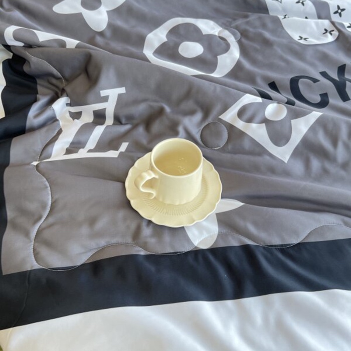 91家纺网 家纺一手货源 找家纺 棉生活 2025新款大版水洗真丝数码夏被四件套 幸运熊