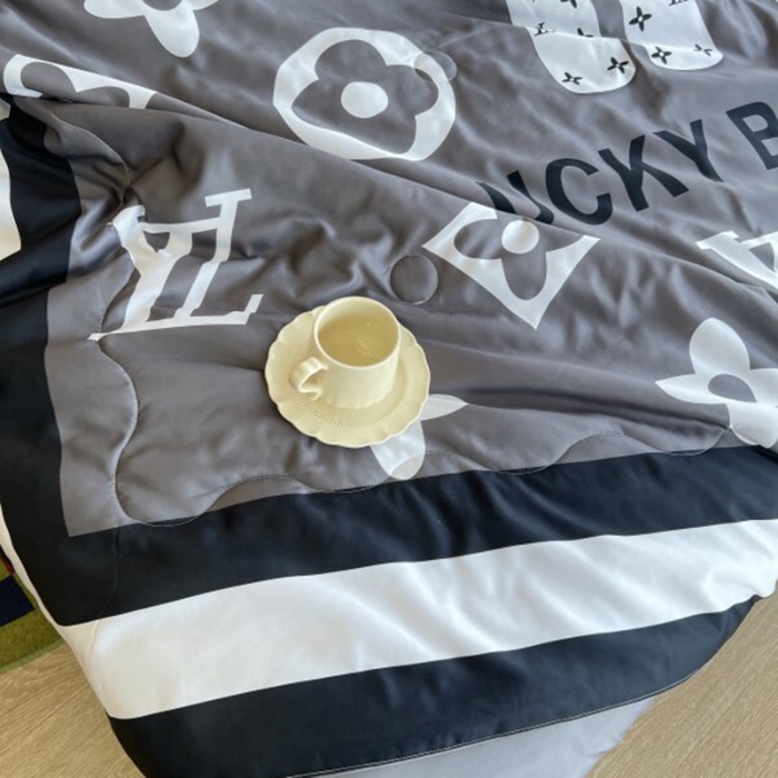 91家纺网 家纺一手货源 找家纺 棉生活 2025新款大版水洗真丝数码夏被四件套 幸运熊