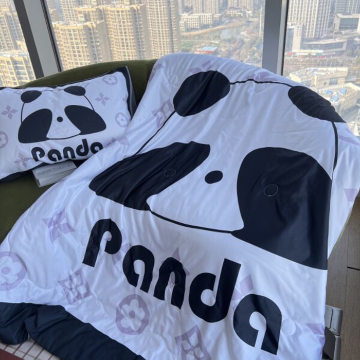 91家纺网 家纺一手货源 找家纺 棉生活 2025新款大版水洗真丝数码夏被四件套 熊猫咻咻