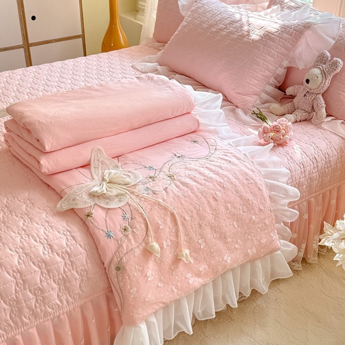 91家纺网 家纺一手货源 找家纺 苏米娜家纺2025春夏新品韩版甜美公主风超柔水洗棉床盖四件套刺绣针织棉双层纱纯棉棉麻全棉少女心夹棉床裙款夏被款床盖四件套 0幻蝶-樱花粉 (1)