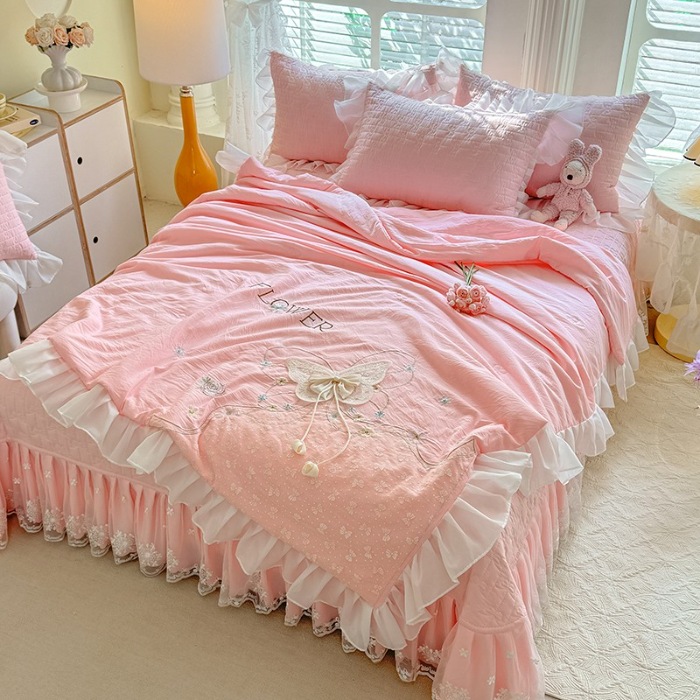 91家纺网 家纺一手货源 找家纺 苏米娜家纺2025春夏新品韩版甜美公主风超柔水洗棉床盖四件套刺绣针织棉双层纱纯棉棉麻全棉少女心夹棉床裙款夏被款床盖四件套 0幻蝶-樱花粉 (1)