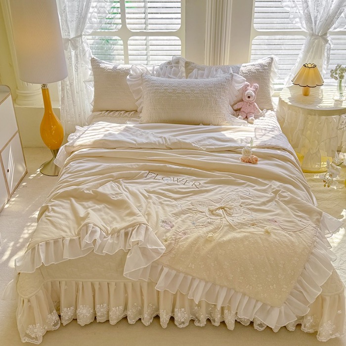 91家纺网 家纺一手货源 找家纺 苏米娜家纺2025春夏新品韩版甜美公主风超柔水洗棉床盖四件套刺绣针织棉双层纱纯棉棉麻全棉少女心夹棉床裙款夏被款床盖四件套 幻蝶-奶油白