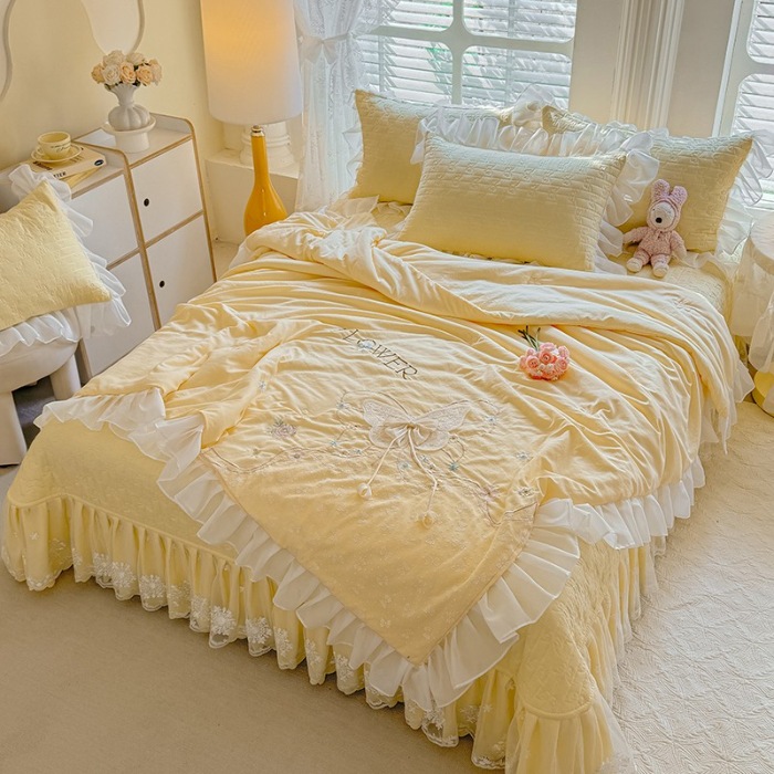 91家纺网 家纺一手货源 找家纺 苏米娜家纺2025春夏新品韩版甜美公主风超柔水洗棉床盖四件套刺绣针织棉双层纱纯棉棉麻全棉少女心夹棉床裙款夏被款床盖四件套 幻蝶-嫩黄