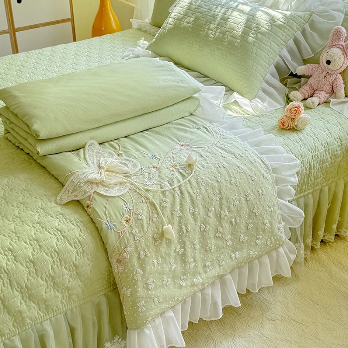 91家纺网 家纺一手货源 找家纺 苏米娜家纺2025春夏新品韩版甜美公主风超柔水洗棉床盖四件套刺绣针织棉双层纱纯棉棉麻全棉少女心夹棉床裙款夏被款床盖四件套 幻蝶-嫩芽绿