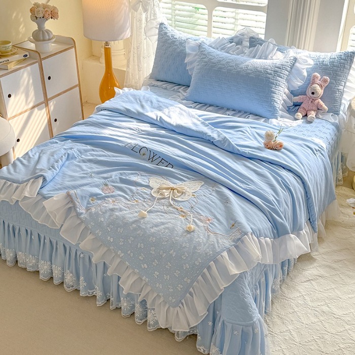 91家纺网 家纺一手货源 找家纺 苏米娜家纺2025春夏新品韩版甜美公主风超柔水洗棉床盖四件套刺绣针织棉双层纱纯棉棉麻全棉少女心夹棉床裙款夏被款床盖四件套 幻蝶-婴儿蓝