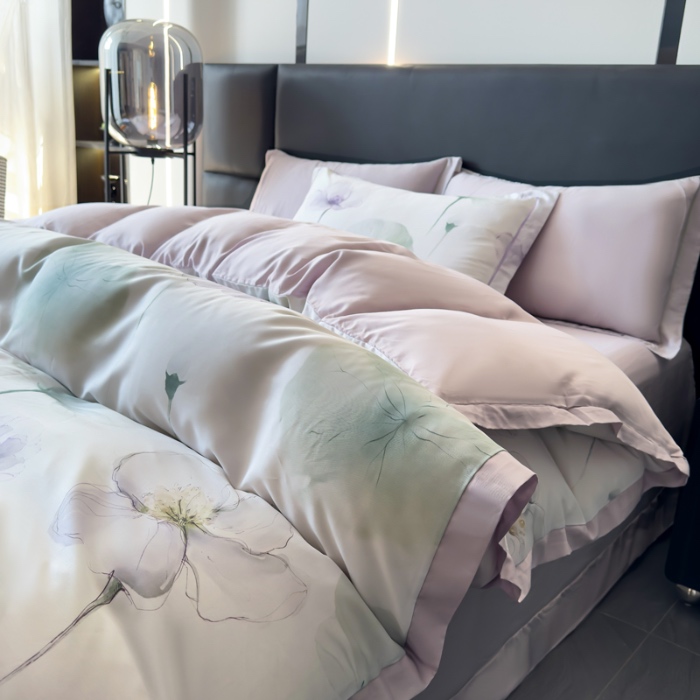 91家纺网 家纺一手货源 找家纺 (总)氧家 2025新款莱赛尔天丝数码印花四件套宽边断角工艺（礼盒装）