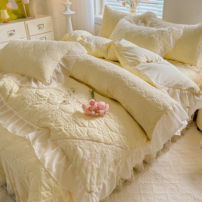 91家纺网 家纺一手货源 找家纺 苏米娜家纺2025春夏韩版法式公主风水洗棉床盖款四件套多功能被套 夏被床盖四件套多功能二合一水洗棉夹泡泡棉小竺棉棉床裙款四件套 香榭丽-嫩黄