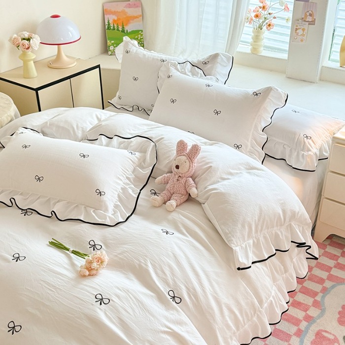 91家纺网 家纺一手货源 找家纺 苏米娜2025春夏新品韩版超柔水洗棉蝴蝶结刺绣针织棉双层纱床裙款四件套纯棉棉麻全棉小香风公主风床裙款四件套甜美少女心 蝶儿飞飞-奶昔白