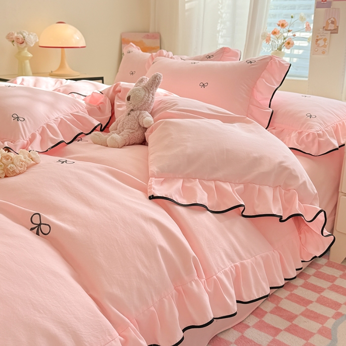 91家纺网 家纺一手货源 找家纺 苏米娜2025春夏新品韩版超柔水洗棉蝴蝶结刺绣针织棉双层纱床裙款四件套纯棉棉麻全棉小香风公主风床裙款四件套甜美少女心 蝶儿飞飞-樱花粉