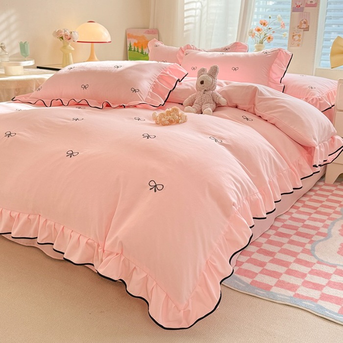 91家纺网 家纺一手货源 找家纺 苏米娜2025春夏新品韩版超柔水洗棉蝴蝶结刺绣针织棉双层纱床裙款四件套纯棉棉麻全棉小香风公主风床裙款四件套甜美少女心 蝶儿飞飞-樱花粉