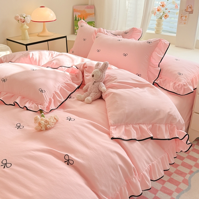 91家纺网 家纺一手货源 找家纺 苏米娜2025春夏新品韩版超柔水洗棉蝴蝶结刺绣针织棉双层纱床裙款四件套纯棉棉麻全棉小香风公主风床裙款四件套甜美少女心 蝶儿飞飞-樱花粉