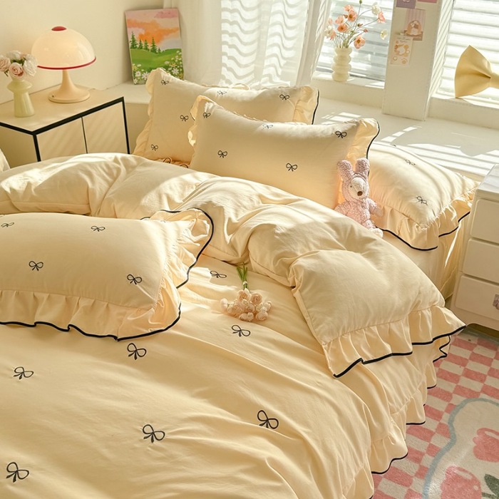 91家纺网 家纺一手货源 找家纺 苏米娜2025春夏新品韩版超柔水洗棉蝴蝶结刺绣针织棉双层纱床裙款四件套纯棉棉麻全棉小香风公主风床裙款四件套甜美少女心 蝶儿飞飞-嫩黄