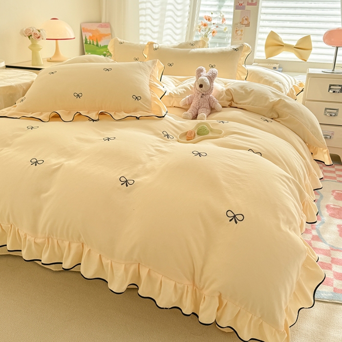 91家纺网 家纺一手货源 找家纺 苏米娜2025春夏新品韩版超柔水洗棉蝴蝶结刺绣针织棉双层纱床裙款四件套纯棉棉麻全棉小香风公主风床裙款四件套甜美少女心 蝶儿飞飞-嫩黄