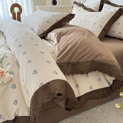 91家纺网 家纺一手货源 找家纺 （总）苏米娜家纺2025韩版复古花边针织棉双层纱四件套A类母婴级有氧双层纱针织棉亲肤小清新印花床盖款四件套