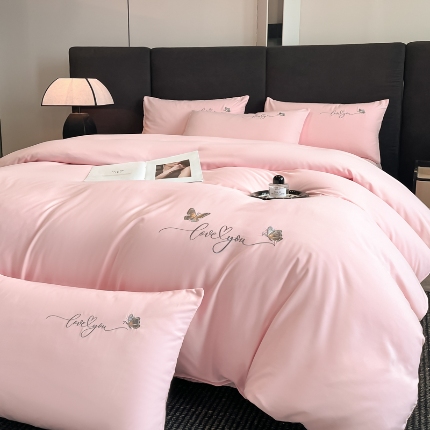 91家纺网 家纺一手货源 找家纺 （总）2025新款 专版花型 A类 精工刺绣款高克重云朵亲肤棉四件套--蝶舞