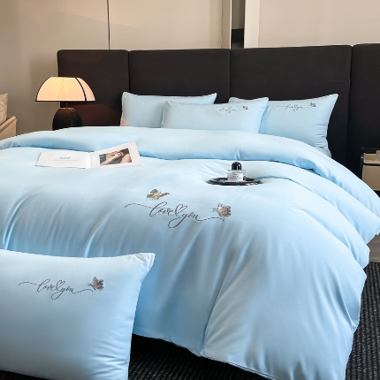 91家纺网 家纺一手货源 找家纺 （总）2025新款 专版花型 A类 精工刺绣款高克重云朵亲肤棉四件套--蝶舞