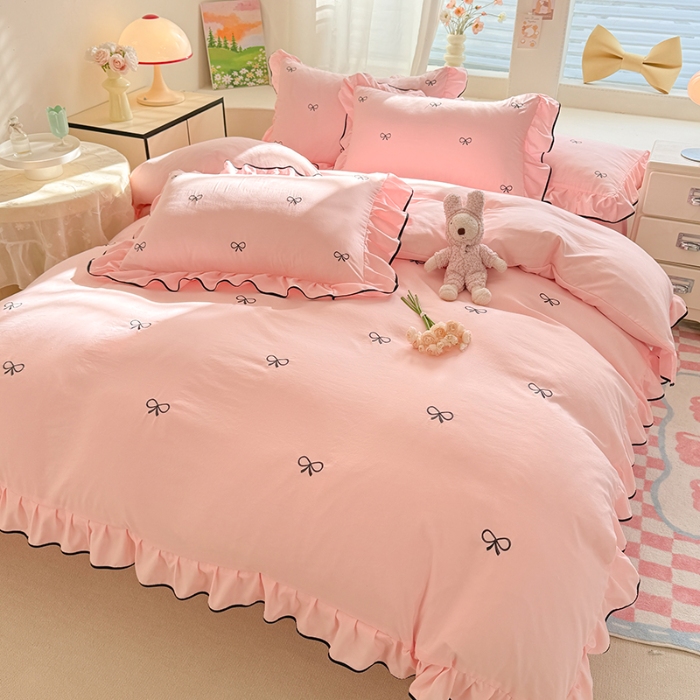 91家纺网 家纺一手货源 找家纺 苏米娜家纺2025春夏新品韩版花边超柔水洗棉床裙款四件套蝴蝶结刺绣全棉磨毛水洗棉麻双层纱色织水洗棉小香风四件套 蝶儿飞飞-樱花粉