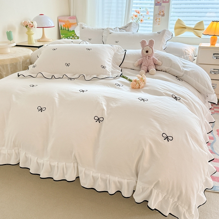 91家纺网 家纺一手货源 找家纺 苏米娜家纺2025春夏新品韩版花边超柔水洗棉床裙款四件套蝴蝶结刺绣全棉磨毛水洗棉麻双层纱色织水洗棉小香风四件套 蝶儿飞飞-奶昔白