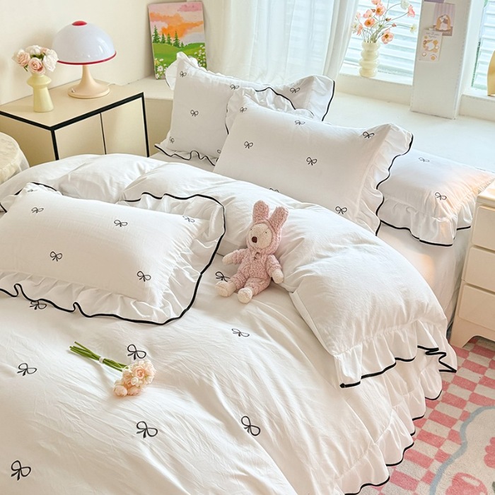 91家纺网 家纺一手货源 找家纺 苏米娜家纺2025春夏新品韩版花边超柔水洗棉床裙款四件套蝴蝶结刺绣全棉磨毛水洗棉麻双层纱色织水洗棉小香风四件套 蝶儿飞飞-奶昔白