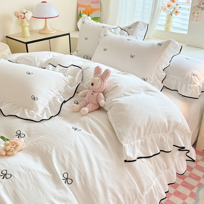 91家纺网 家纺一手货源 找家纺 苏米娜家纺2025春夏新品韩版花边超柔水洗棉床裙款四件套蝴蝶结刺绣全棉磨毛水洗棉麻双层纱色织水洗棉小香风四件套 蝶儿飞飞-奶昔白