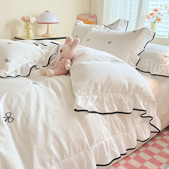 91家纺网 家纺一手货源 找家纺 苏米娜家纺2025春夏新品韩版花边超柔水洗棉床裙款四件套蝴蝶结刺绣全棉磨毛水洗棉麻双层纱色织水洗棉小香风四件套 蝶儿飞飞-奶昔白