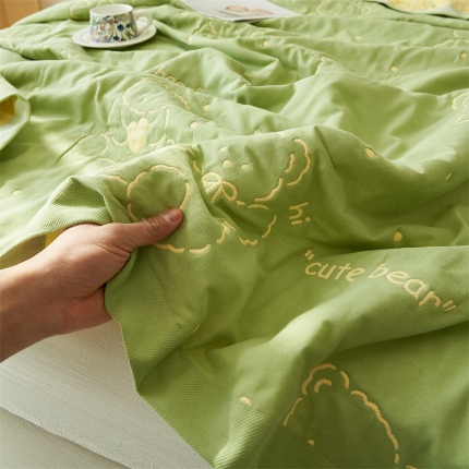  2025新款A类全棉加厚八层纱毛巾被 假期小熊-绿