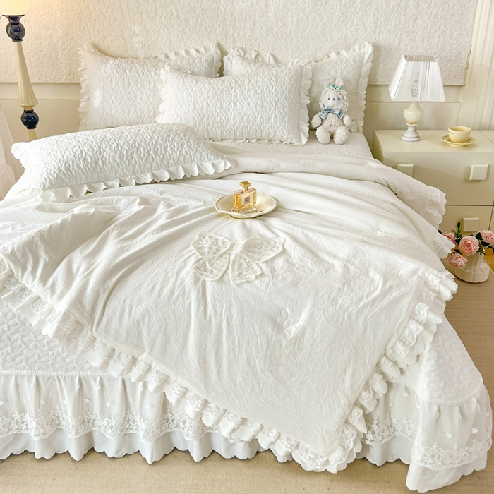 91家纺网 家纺一手货源 找家纺 2025韩版少女心法式公主风水洗棉蕾丝花边夏被床盖款四件套泡泡棉小竺棉凉蝴蝶结夏被床盖款四件套 蜜可儿—奶油白 