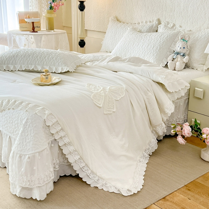 91家纺网 家纺一手货源 找家纺 2025韩版少女心法式公主风水洗棉蕾丝花边夏被床盖款四件套泡泡棉小竺棉凉蝴蝶结夏被床盖款四件套 蜜可儿—奶油白 