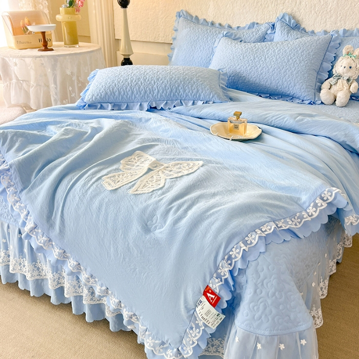 91家纺网 家纺一手货源 找家纺 2025韩版少女心法式公主风水洗棉蕾丝花边夏被床盖款四件套泡泡棉小竺棉凉蝴蝶结夏被床盖款四件套 蜜可儿-婴儿蓝 