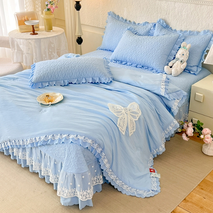 91家纺网 家纺一手货源 找家纺 2025韩版少女心法式公主风水洗棉蕾丝花边夏被床盖款四件套泡泡棉小竺棉凉蝴蝶结夏被床盖款四件套 蜜可儿-婴儿蓝 
