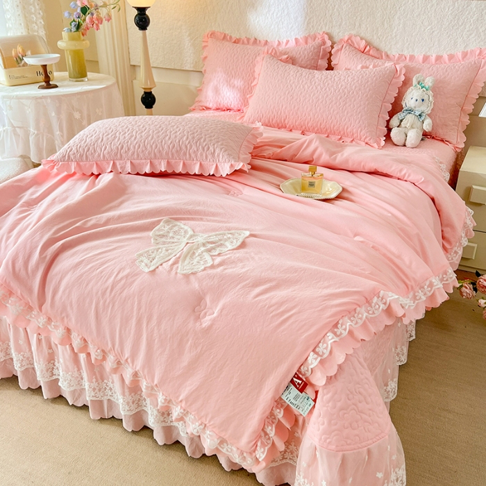 91家纺网 家纺一手货源 找家纺 2025韩版少女心法式公主风水洗棉蕾丝花边夏被床盖款四件套泡泡棉小竺棉凉蝴蝶结夏被床盖款四件套 蜜可儿-樱花粉