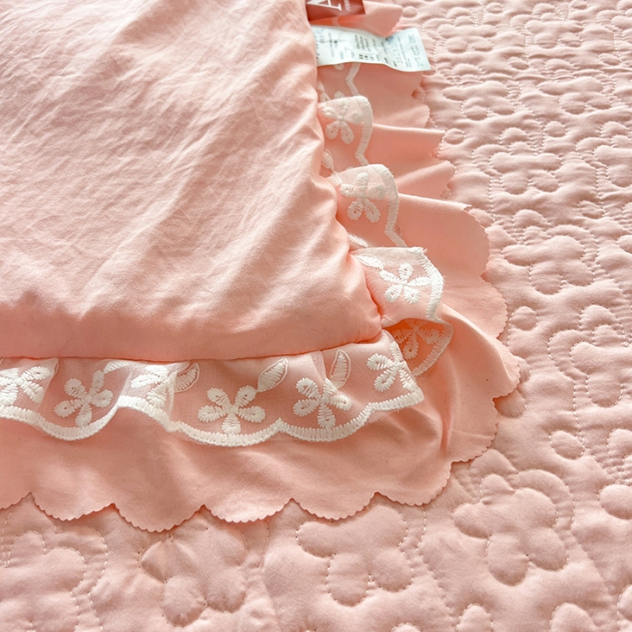 91家纺网 家纺一手货源 找家纺 2025韩版少女心法式公主风水洗棉蕾丝花边夏被床盖款四件套泡泡棉小竺棉凉蝴蝶结夏被床盖款四件套 蜜可儿-樱花粉