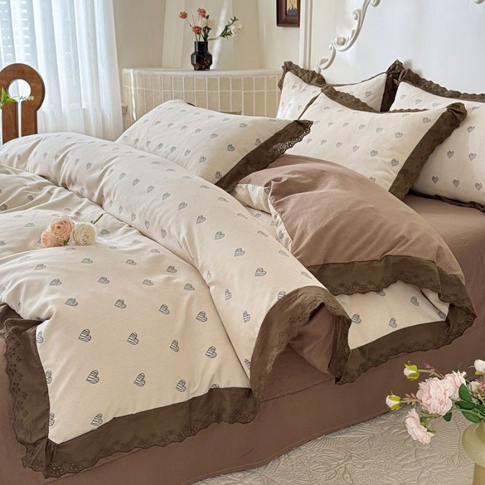 91家纺网 家纺一手货源 找家纺 苏米娜家纺2025春夏新款韩版复古花边A类有氧针织棉双层纱四件套纯棉麻泡泡棉小竺棉四件套法式赫本风水洗棉床盖款四件套 心愿-咖 