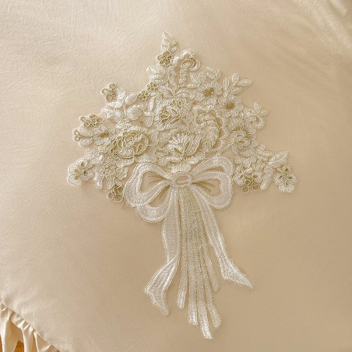 91家纺网 家纺一手货源 找家纺 苏米娜家纺2025春夏新品韩版甜美公主风超柔水洗棉床盖四件套刺绣针织棉双层纱纯棉棉麻全棉少女心夹棉床裙款夏被款床盖 花夕-奶昔白