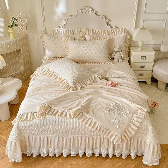 91家纺网 家纺一手货源 找家纺 苏米娜家纺2025春夏新品韩版甜美公主风超柔水洗棉床盖四件套刺绣针织棉双层纱纯棉棉麻全棉少女心夹棉床裙款夏被款床盖 花夕-奶昔白