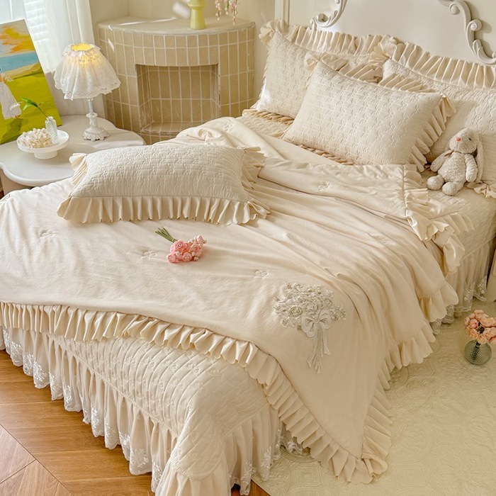 91家纺网 家纺一手货源 找家纺 苏米娜家纺2025春夏新品韩版甜美公主风超柔水洗棉床盖四件套刺绣针织棉双层纱纯棉棉麻全棉少女心夹棉床裙款夏被款床盖 花夕-奶昔白