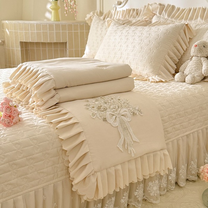 91家纺网 家纺一手货源 找家纺 苏米娜家纺2025春夏新品韩版甜美公主风超柔水洗棉床盖四件套刺绣针织棉双层纱纯棉棉麻全棉少女心夹棉床裙款夏被款床盖 花夕-奶昔白