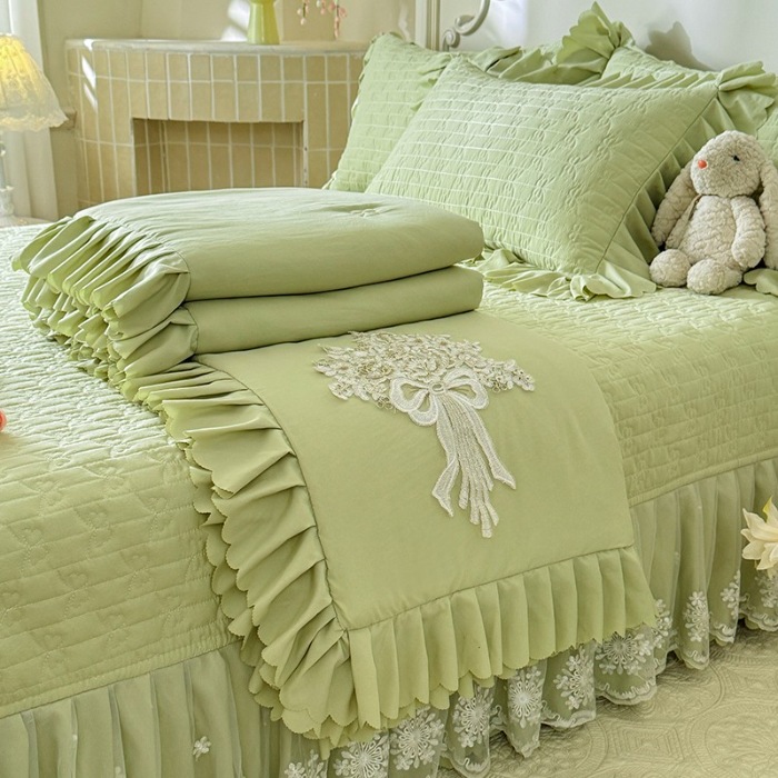 91家纺网 家纺一手货源 找家纺 苏米娜家纺2025春夏新品韩版甜美公主风超柔水洗棉床盖四件套刺绣针织棉双层纱纯棉棉麻全棉少女心夹棉床裙款夏被款床盖 花夕-嫩芽绿