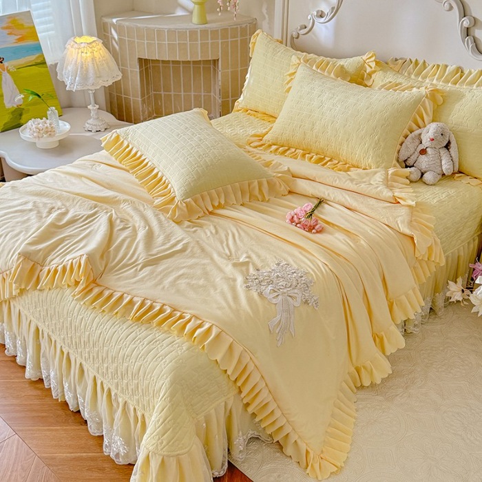 91家纺网 家纺一手货源 找家纺 苏米娜家纺2025春夏新品韩版甜美公主风超柔水洗棉床盖四件套刺绣针织棉双层纱纯棉棉麻全棉少女心夹棉床裙款夏被款床盖 花夕-嫩黄