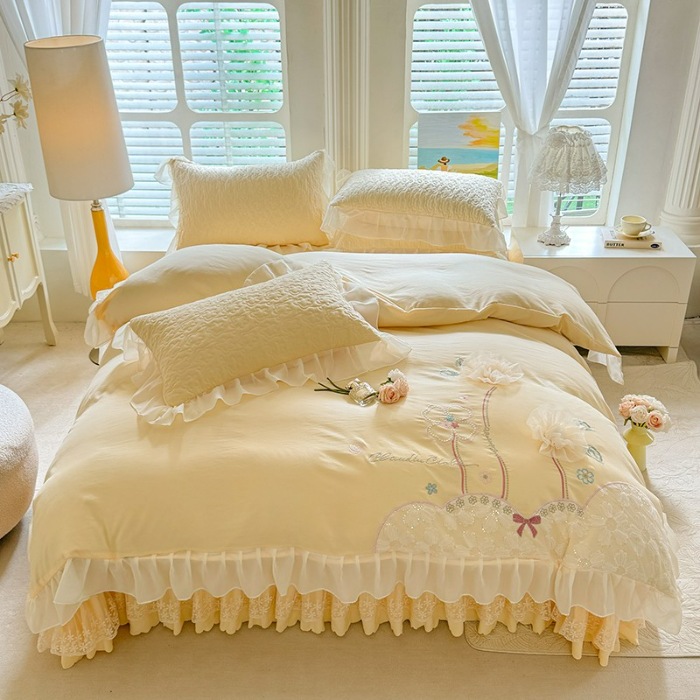 91家纺网 家纺一手货源 找家纺 苏米娜2025春夏新品韩版公主风超柔水洗棉床盖四件套刺绣针织棉双层纱纯棉棉麻全棉公主风床盖款四件套   秘密花园—嫩黄 