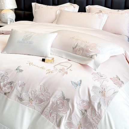 91家纺网 家纺一手货源 找家纺 春夏新品50*50S贡缎长绒棉刺绣四件套纯棉床单床笠高档礼盒装 桃花粉-百合-贡缎长绒棉