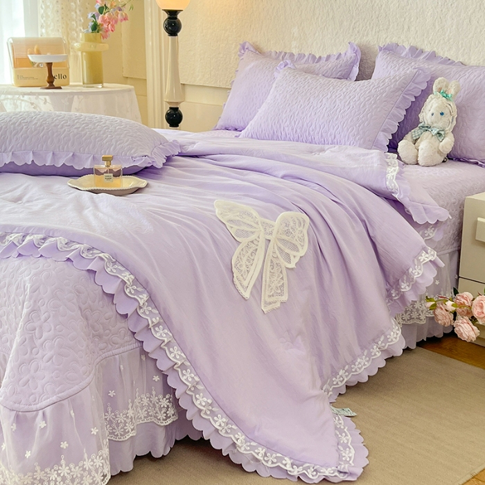 91家纺网 家纺一手货源 找家纺 2025韩版少女心法式公主风水洗棉蕾丝花边夏被床盖款四件套泡泡棉小竺棉凉蝴蝶结夏被床盖款四件套 蜜可儿-梦幻紫