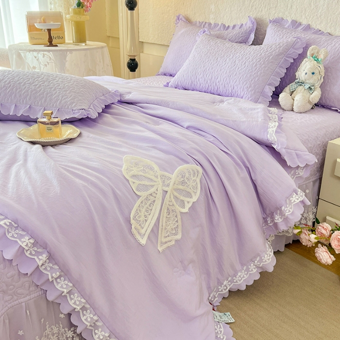 91家纺网 家纺一手货源 找家纺 2025韩版少女心法式公主风水洗棉蕾丝花边夏被床盖款四件套泡泡棉小竺棉凉蝴蝶结夏被床盖款四件套 蜜可儿-梦幻紫
