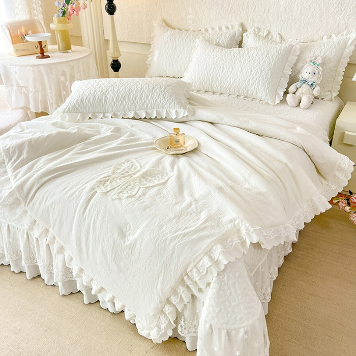 91家纺网 家纺一手货源 找家纺 2025韩版少女心法式公主风水洗棉蕾丝花边夏被床盖款四件套泡泡棉小竺棉凉蝴蝶结夏被床盖款四件套  蜜可儿—奶油白 