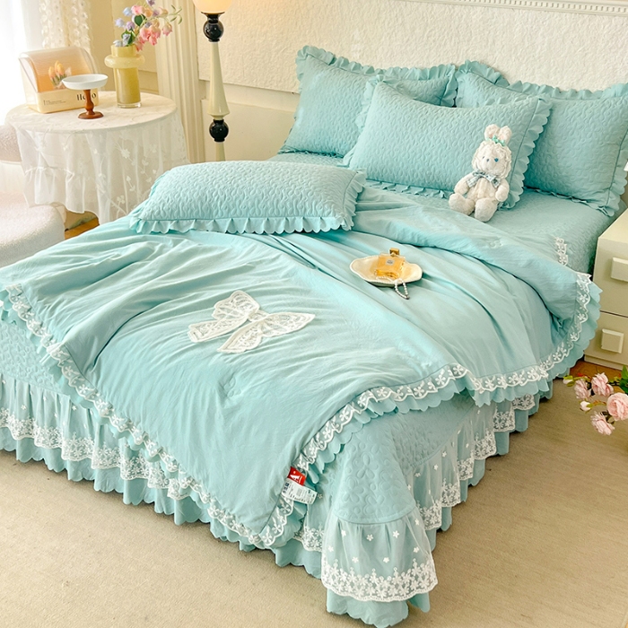 91家纺网 家纺一手货源 找家纺 2025韩版少女心法式公主风水洗棉蕾丝花边夏被床盖款四件套泡泡棉小竺棉凉蝴蝶结夏被床盖款四件套  蜜可儿-嫩芽绿